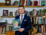 美国幽默生活百科全书是谁写的？揭秘大卫·塞达里斯的幽默人生与创作故事