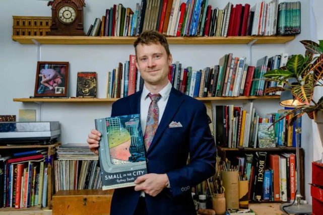 美国幽默生活百科全书是谁写的?揭秘大卫·塞达里斯的幽默人生与创作故事 美国幽默生活百科全书是谁写的?揭秘大卫·塞达里斯的幽默人生与创作故事