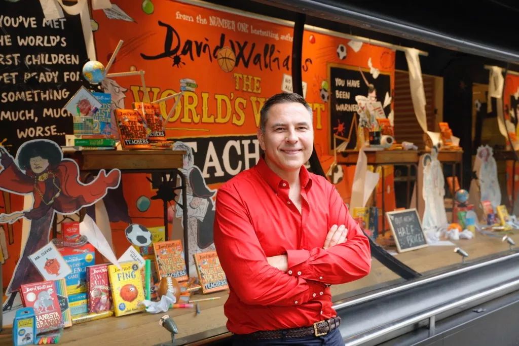 美国幽默生活百科全书是谁写的?揭秘大卫·塞达里斯的幽默人生与创作故事 美国幽默生活百科全书是谁写的?揭秘大卫·塞达里斯的幽默人生与创作故事